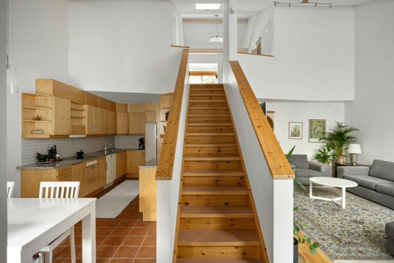 Jak wpływa cena schodów na wartość Twojej nieruchomości? Odkrywamy tajemnice rynku budowlanego
