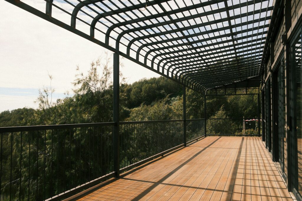 Kreatywne sposoby na wykorzystanie drewna w aranżacji balkonu