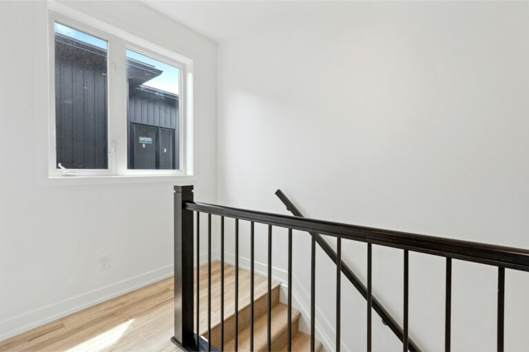 Minimalny otwór na schody - Jak optymalizować przestrzeń bez utraty funkcjonalności?