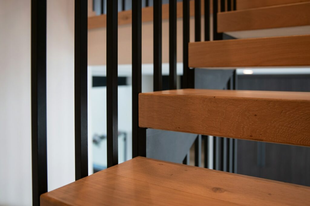 Rewolucja w projektowaniu - Schody półkowe jako klucz do optymalizacji przestrzeni w nowoczesnych budynkach