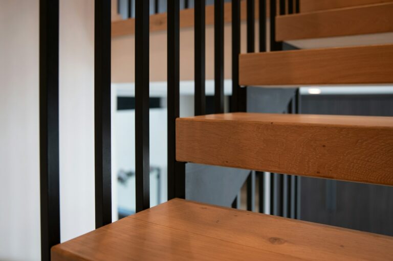 Rewolucja w projektowaniu - Schody półkowe jako klucz do optymalizacji przestrzeni w nowoczesnych budynkach