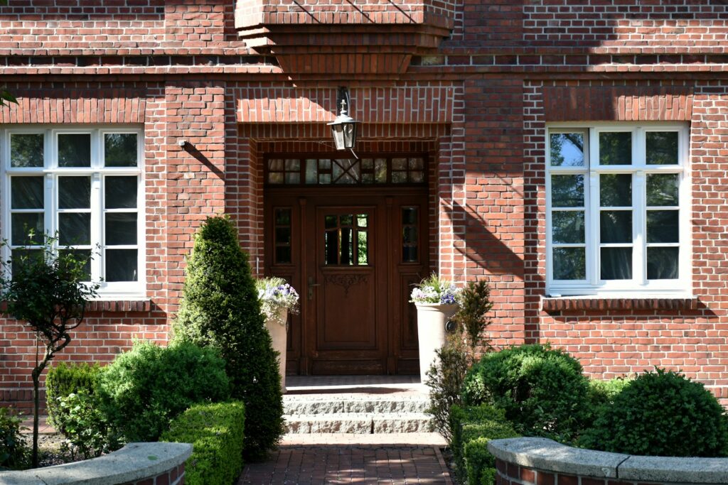 Schody przed domem - Estetyka spotyka funkcjonalność w nowoczesnym budownictwie